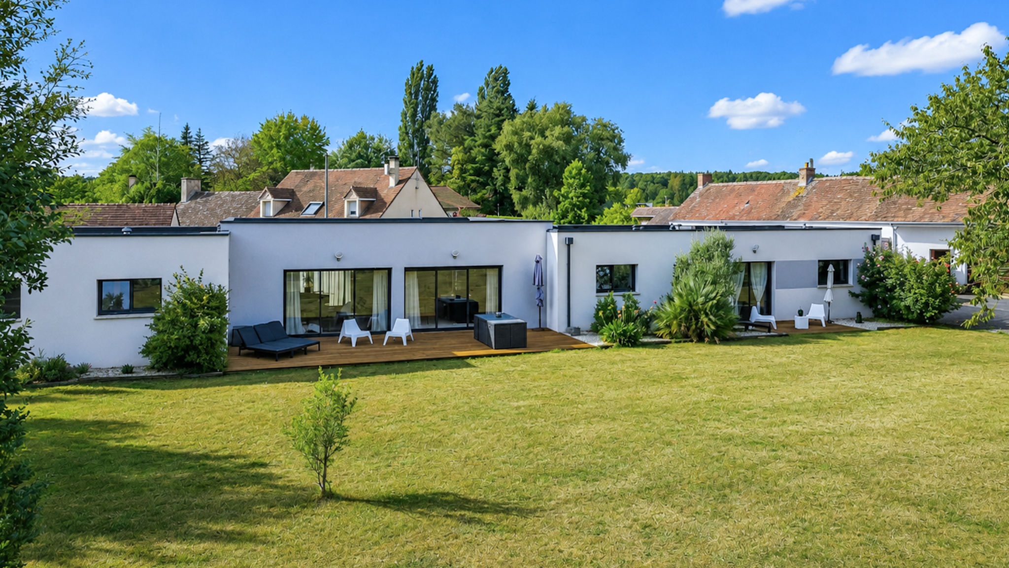 Maison contemporaine avec terrasse et jardin arboré